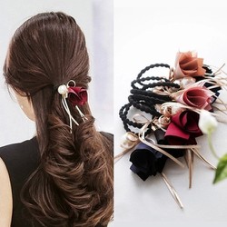 Cột tóc hoa hồng